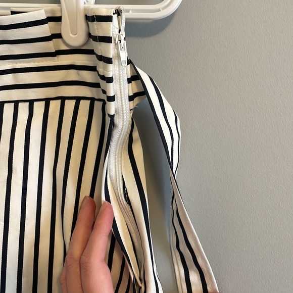 Dalia Tailored Paper Bag Waist Shorts (Dark Navy/Cream) size US 8 - Picture 6 of 9